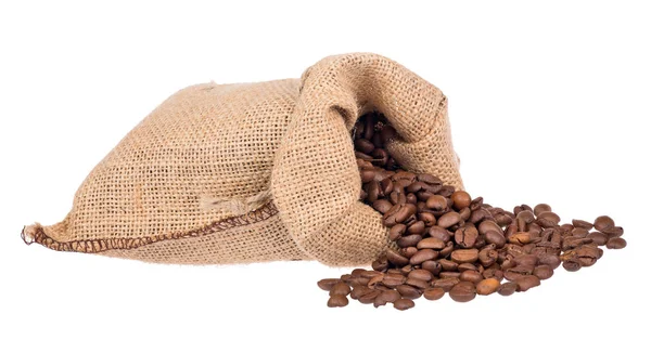 Granos de café marrón en saco de arpillera en blanco —  Fotos de Stock
