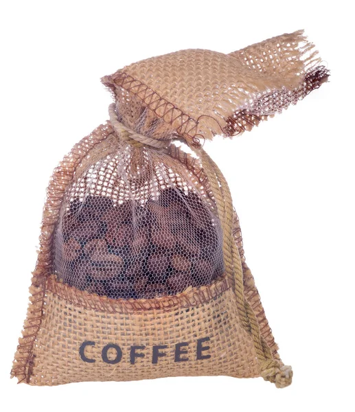 Braune Kaffeebohnen im gebundenen Sack auf weißem — Stockfoto