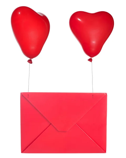 Enveloppe rouge et deux ballons isolés sur blanc — Photo