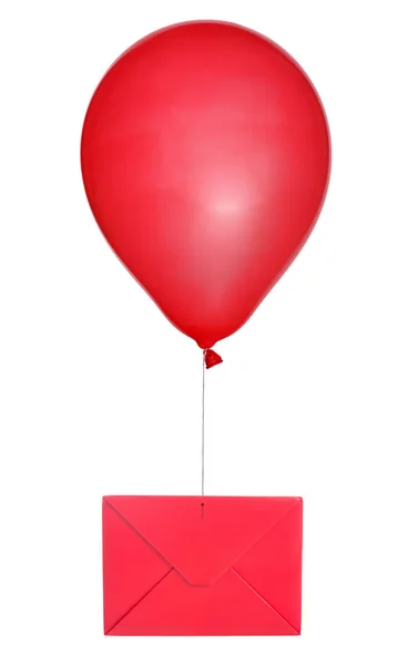 Rode envelop en ballon geïsoleerd op wit — Stockfoto