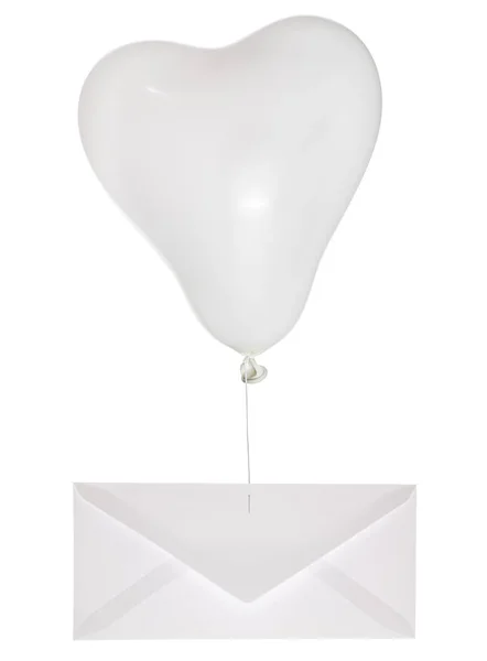 Білий конверт і повітряна куля у формі серця — стокове фото
