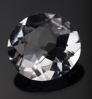 Gri arkaplanda gölgesi olan elmas