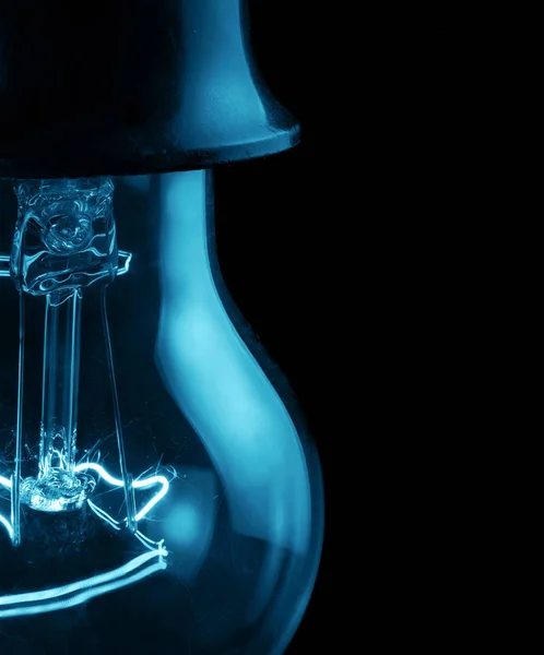 Část modré svítící elektrické lampy na černé — Stock fotografie