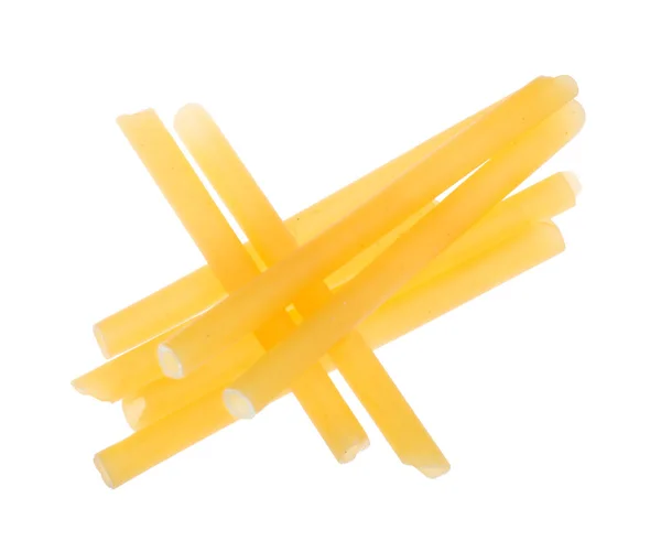 Pedazos largos amarillos de macarrones sobre blanco —  Fotos de Stock