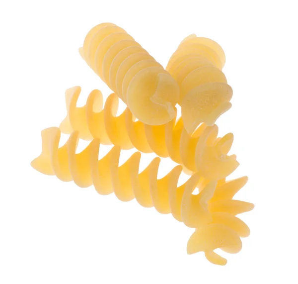 Trozos de macarrones rizados de color amarillo sobre blanco — Foto de Stock