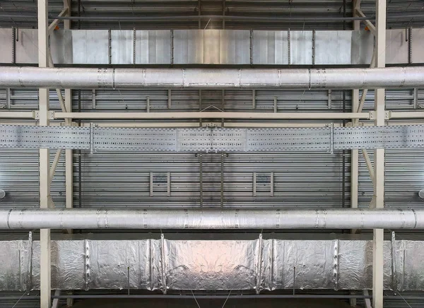 Przemysłowy sufit szary z rurami — Zdjęcie stockowe