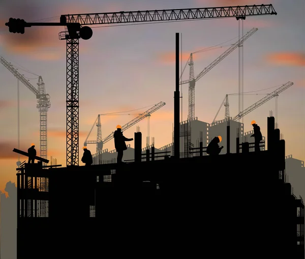 Cinco trabajadores y grúas de construcción al atardecer naranja — Vector de stock