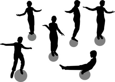 Topların üzerinde altı siyah kız.