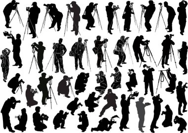 Kırk beş fotoğrafçı silueti beyaz üzerine izole edilmiş.