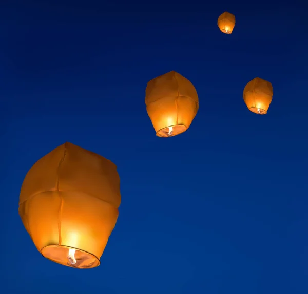 Illustrazione con lanterne gialle nel cielo scuro — Vettoriale Stock