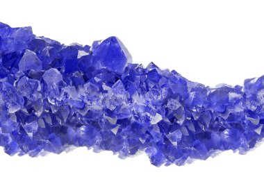 Beyaz arkaplanda mavi safir druse 'un makro fotoğrafı izole edildi