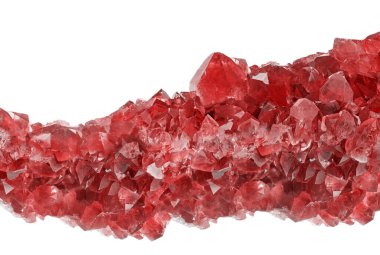 Kırmızı yakut drusunun beyaz arkaplanda izole edilmiş makro fotoğrafı