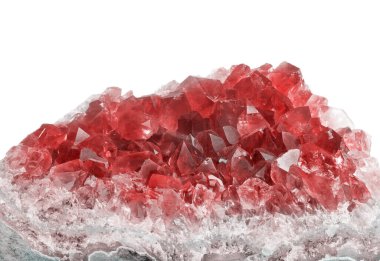 Kırmızı yakut drusunun beyaz arkaplanda izole edilmiş makro fotoğrafı