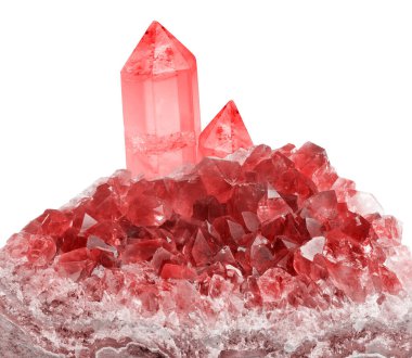 Kırmızı yakut drusunun beyaz arkaplanda izole edilmiş makro fotoğrafı