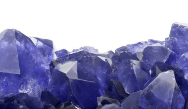 Beyaz arkaplanda izole edilmiş mavi safir kristallerinin makro fotoğrafı