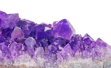 Beyaz zemin üzerinde izole edilmiş leylak ametist kristallerinin makro fotoğrafı