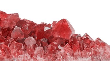 Kırmızı yakut kristallerinin beyaz arkaplanda izole edilmiş makro fotoğrafı