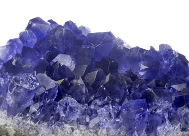 Beyaz arkaplanda izole edilmiş mavi safir kristallerinin makro fotoğrafı