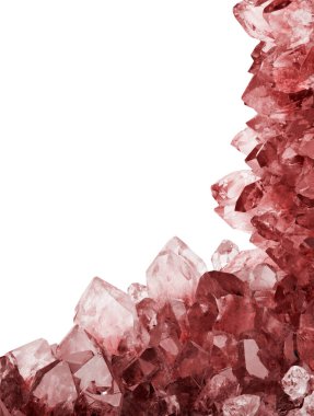 Kırmızı yakut kristallerinin beyaz arkaplanda izole edilmiş makro fotoğrafı