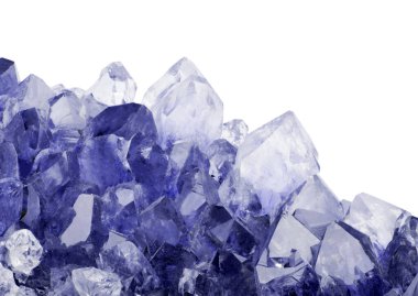 Beyaz arkaplanda izole edilmiş mavi safir kristallerinin makro fotoğrafı