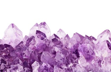 Beyaz zemin üzerinde izole edilmiş leylak ametist kristallerinin makro fotoğrafı