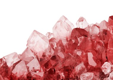 Kırmızı yakut kristallerinin beyaz arkaplanda izole edilmiş makro fotoğrafı