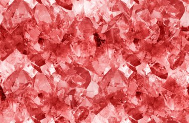 Kırmızı yakut kristallerinin kusursuz arkaplanının makro fotoğrafı