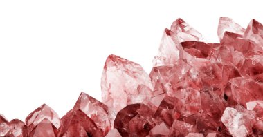 Kırmızı yakut kristallerinin beyaz arkaplanda izole edilmiş makro fotoğrafı