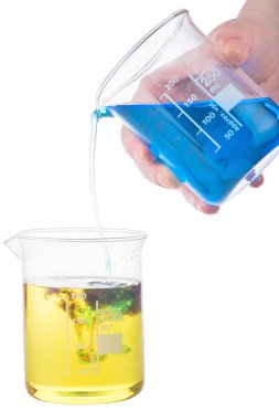 Kimya deneyi beyaz arkaplanda izole edildi