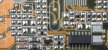 Elektrik panosunun bir kısmı kapalı.