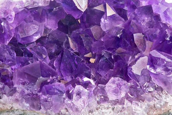 紫丁香紫水晶群的宏观照片 — 图库照片