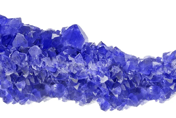 Beyaz arkaplanda mavi safir druse 'un makro fotoğrafı izole edildi