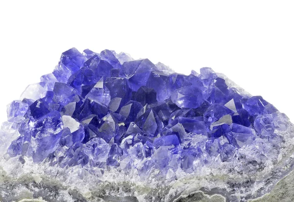 蓝色蓝宝石钻头在白色背景上分离的宏观照片 — 图库照片