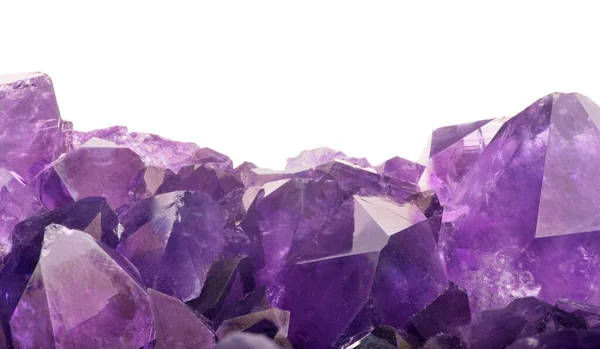 Makroaufnahme Von Lila Amethyst Kristallen Isoliert Auf Weißem Hintergrund — Stockfoto