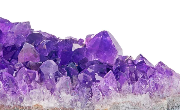 Beyaz zemin üzerinde izole edilmiş leylak ametist kristallerinin makro fotoğrafı