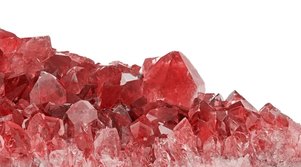 Kırmızı yakut kristallerinin beyaz arkaplanda izole edilmiş makro fotoğrafı
