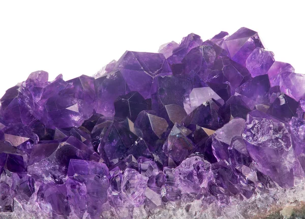 Makroaufnahme Von Lila Amethyst Kristallen Isoliert Auf Weißem Hintergrund — Stockfoto