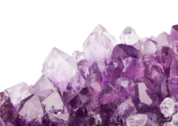 Beyaz zemin üzerinde izole edilmiş leylak ametist kristallerinin makro fotoğrafı