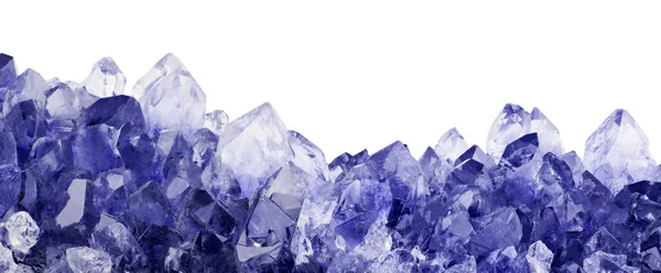 Beyaz arkaplanda izole edilmiş mavi safir kristallerinin makro fotoğrafı