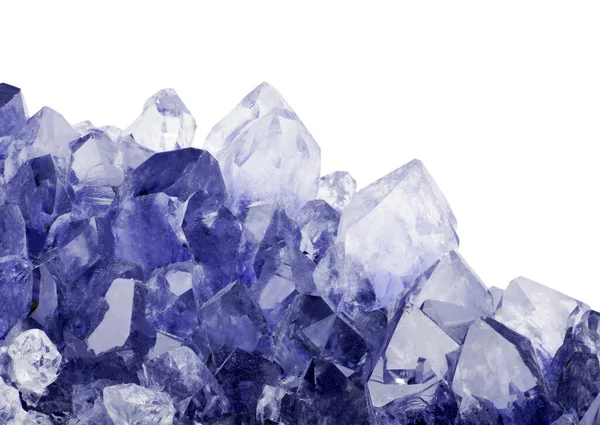 Beyaz arkaplanda izole edilmiş mavi safir kristallerinin makro fotoğrafı
