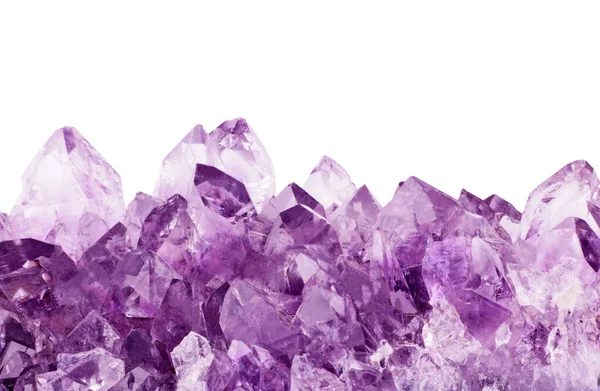 Beyaz zemin üzerinde izole edilmiş leylak ametist kristallerinin makro fotoğrafı