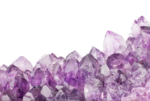 Beyaz zemin üzerinde izole edilmiş leylak ametist kristallerinin makro fotoğrafı