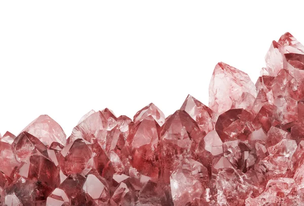 Kırmızı yakut kristallerinin beyaz arkaplanda izole edilmiş makro fotoğrafı