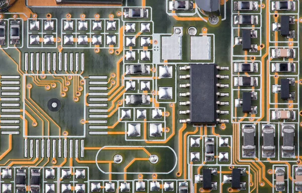 Elektrik panosunun bir kısmı kapalı.