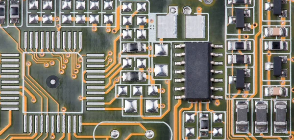 Elektrik panosunun bir kısmı kapalı.