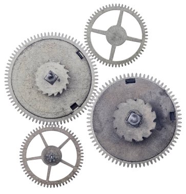 Beyaz arkaplanda izole edilmiş dört eski çelik dişli