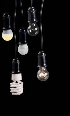 Siyah arkaplanda izole edilmiş elektrik lambaları.