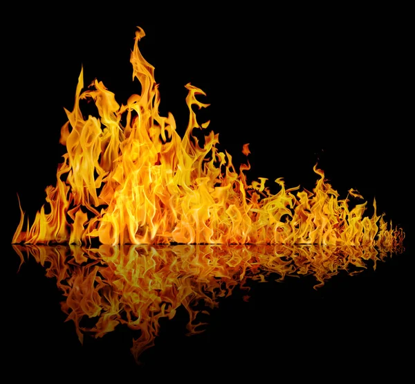 Hohe Gelbe Flamme Isoliert Auf Schwarzem Hintergrund — Stockfoto
