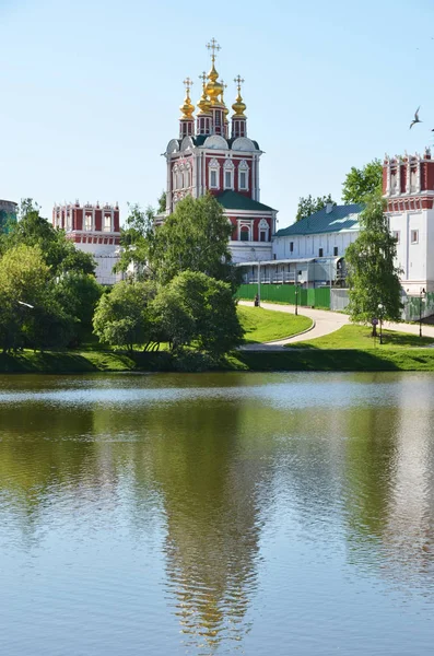 Nowodewitschij Kloster Grün Der Bäume Fluss Unter Blauem Himmel Moskau — Stockfoto
