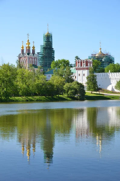 Nowodewitschij Kloster Grün Der Bäume Fluss Unter Blauem Himmel Moskau — Stockfoto
